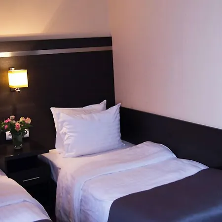 Отель Delta In Дзержонюв